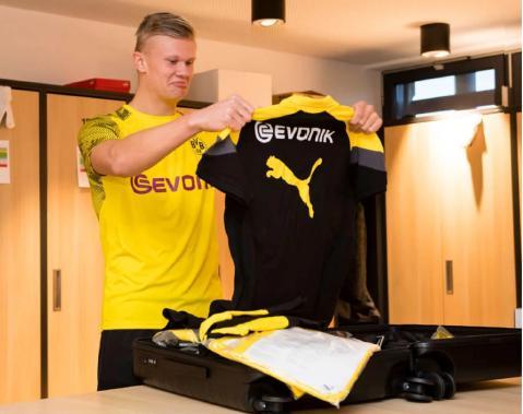 记者：巴萨应将内马尔天价转会费进行长线投资，但被瞬间挥霍（记者：巴萨本可将内马尔天价转会收入用于长期布局，却被迅速花光）