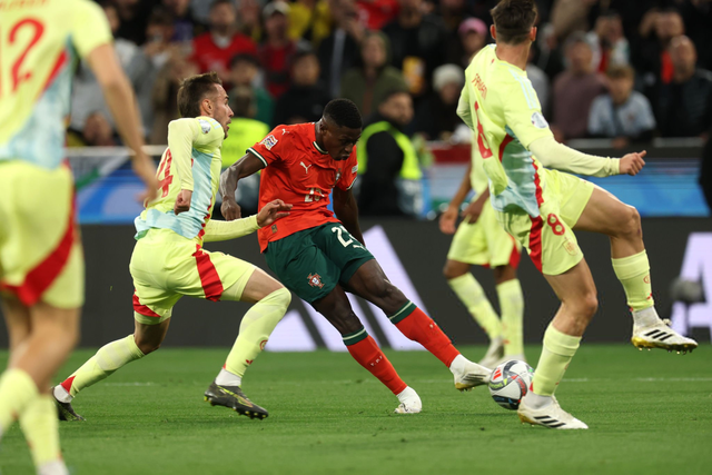 格纳布里：获得巨额收入后曾沉迷奢侈消费，母亲劝我脚踏实地（格纳布里坦言：高薪到手一度沉迷奢侈，母亲劝我务实）