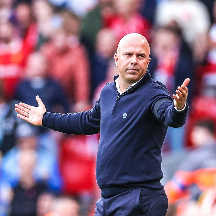 北伦敦德比还能上吗？加布里埃尔在比赛中疑似腹股沟受伤被替换下场（北伦敦德比成疑：加布里埃尔疑似腹股沟受伤提前退场）