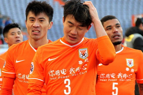 大师的舞步，佩德里左脚凌空卸球后右脚送出精妙直塞（佩德里舞步生风：左脚凌空卸球，右脚直塞穿透防线）